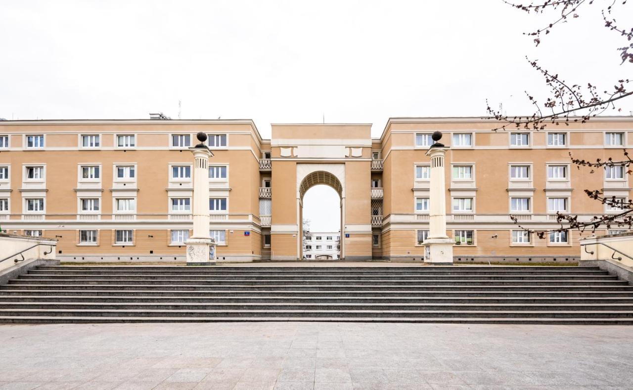 Metro Ratusz Arsenal Designer * Varsovia